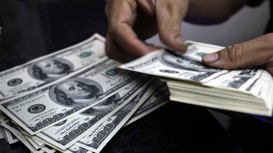 Nilai tukar rupiah terhadap dolar AS mengalami pelemahan hingga menembus rekornya selama satu tahun belakangan ini. Nilai tukar rupiah tembus level Rp 9.849/US$, pada Senin (27/5/2013) kemarin. file/detikfoto