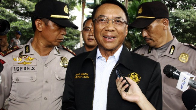 KPK sedang menuntas berkas perkara kasus bekas Menteri ESDM Jero Wacik. Wakil Menteri Pariwisata juga ikut dimintai keterangan terkait dana operasional menteri.