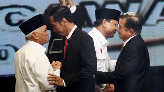 Koalisi Merah Putih dan Koalisi Indonesia Hebat mulai menurunkan tensinya dengan memberikan sinyal perbaikan komunikasi politik yang meregang.