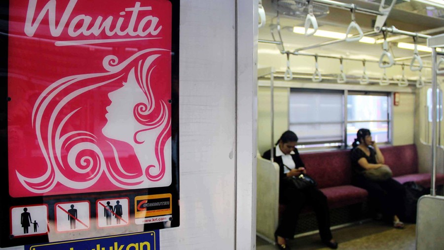 PT KAI Commuter Jabodetabek meluncurkan kereta rel listrik &lpar;KRL&rpar; Commuter Line khusus wanita&comma; Senin &lpar;1&sol;10&sol;2012&rpar;&period; Peluncuran KRL khusus wanita ini dalam rangka meningkatkan pelayanan terhadap pengguna jasa KRL&period; dok&period; detikFoto&period;