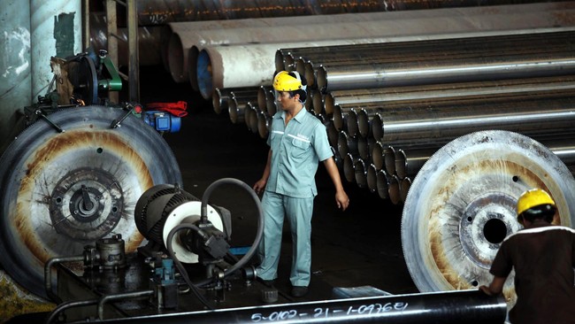 Melemahnya permintaan baja dari pasar internasional dan domestik membuat Krakatau Steel mengurangi produksinya.