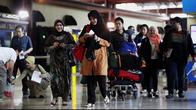 Maskapai penerbangan harus berhati-hati dalam menaikkan harga tiket, terlepas dari semakin tingginya biaya operasional yang harus mereka keluarkan.