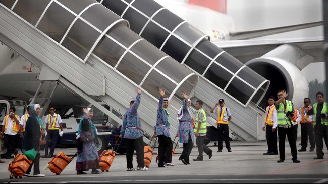 Kenaikan airport tax dan biaya navigasi membuat maskapai penerbangan menjerit. Akhir tahun ini harga tiket penerbangan bakal naik.