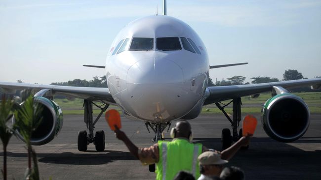 Asosiasi Maskapai Bongkar Praktik Pungutan di Bandara Militer Selain dikenai pungutan Rp200 ribu untuk setiap take-off dan landing, maskapai juga wajib menyediakan 20 kursi gratis dan komisi penjualan tiket di Lanud Halim.