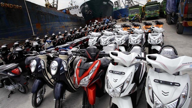 Perkembangan harga komoditas yang tak kunjung membaik menjadi pemicu melemahnya permintaan kendaraan roda dua.