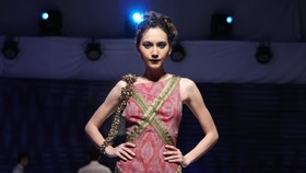 Kain Tenun Ikat Siap Pakai Kini Makin Populer