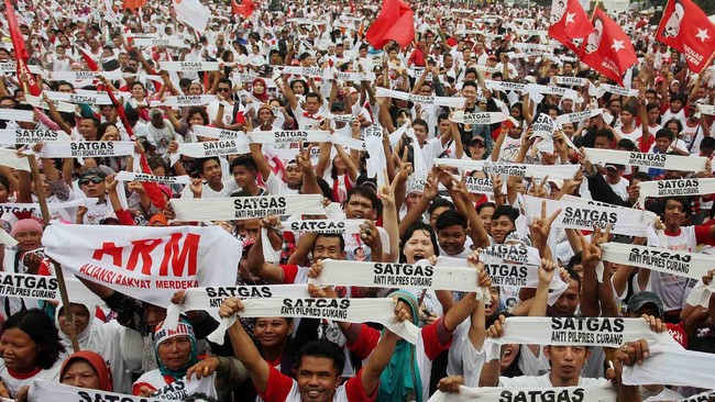 Pilkada lewat DPRD memupuskan rezeki tambahan penyanyi, pembuat atribut kampanye, tukang sablon, konsultan politik dan bisnis lainnya.
