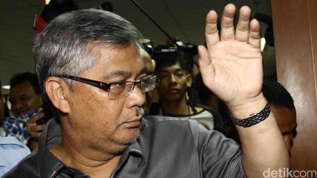 Akil hanya diperkenankan di luar penjara selama empat jam. Dijemput pukul 20.00 wib, mantan Ketua MK itu harus kembali sebelum pukul 00.00 wib.