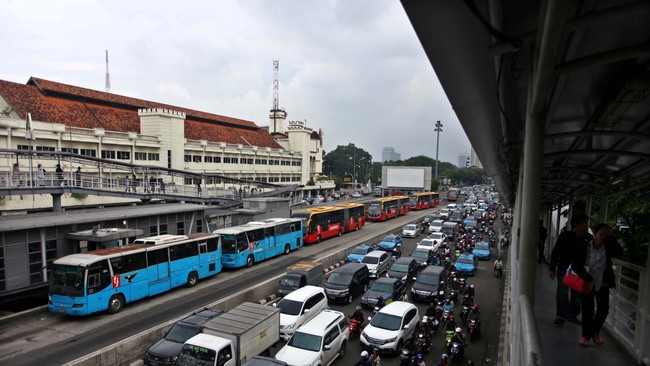 Kasus yang menyeret Udar disebut-sebut melibatkan sosok seorang pengusaha bernama Michael Bimo Putranto. Bimo pun dikenal sebagai orang dekat Jokowi.