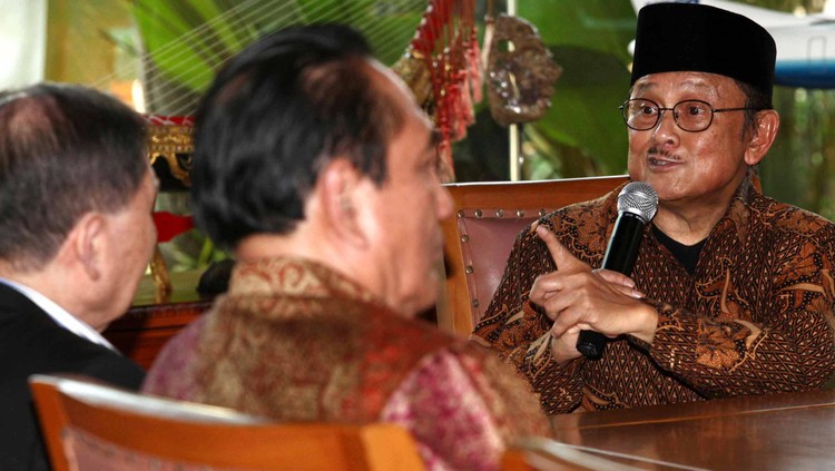 Habibie pernah menolak dijodohkan dengan Ainun, sehingga membuat Mami marah. Hingga memaksanya datang ke rumah Ainun.