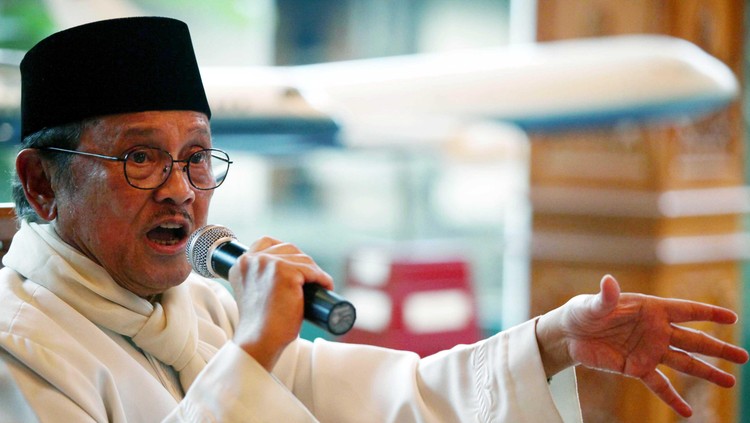 Diceritakan Habibie kalau sang mami pernah membuka les Bahasa Belanda untuk anak-anak teman dan kerabatnya.