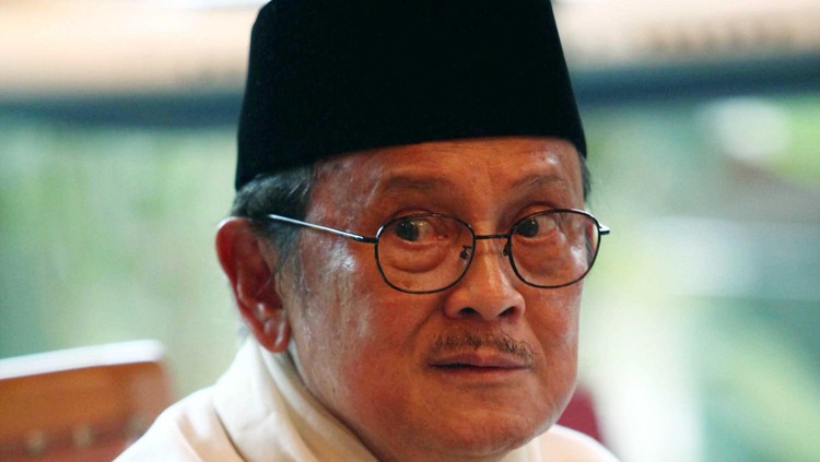 Habibie pernah menolak dijodohkan dengan Ainun, sehingga membuat Mami marah. Hingga memaksanya datang ke rumah Ainun.