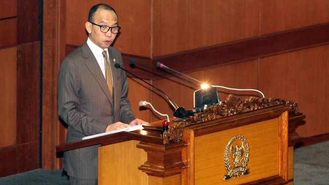 Pemerintah akan mengurangi penarikan utang baru pada 2015 menyusul berkurangnya defisit anggaran menjadi 2,21 persen dari PDB atau sebesar Rp 245,9 triliun