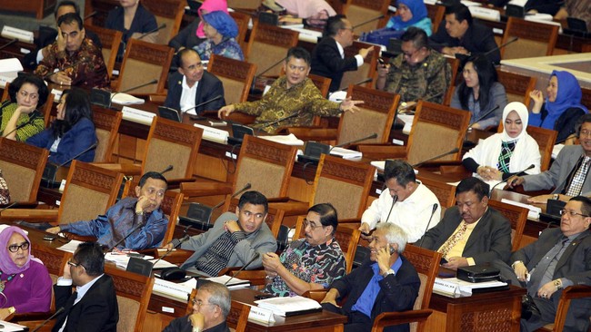 Partai Golkar mendukung opsi pemilihan kepala daerah oleh DPRD. Politikus partai beringin itu, Nudirman Munir, mengusulkan pilkada lewat DPRD diawasi ketat oleh Komisi Pemberantasan Korupsi.