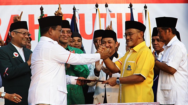 Partai besutan Aburizal Bakrie tetap berkeras untuk berada di Koalisi Merah Putih, sementara sikap Agung Laksono yang melunak dianggap sebagai penguat sinyal posisi Golkar ini.