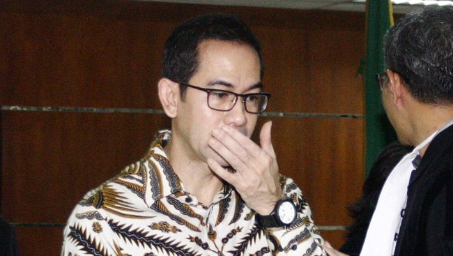 Dugaan korupsi pengadaan alat kesehatan di Banten yang melibatkan dinasti Ratu Atut Choisyah terus didalami. KPK panggil lima perusahaan untuk diperiksa.