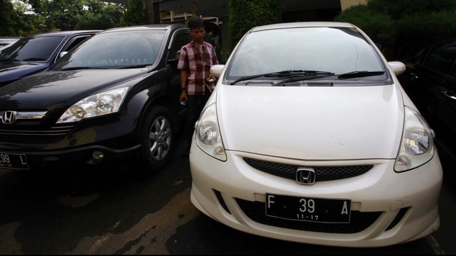"Katanya negara tidak punya duit sampai mau cabut subsisdi bahan bakar minyak? Tapi kok bisa Mercy super mewah mereka beli?"