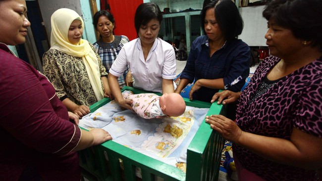 Alih-alih mengandalkan peningkatan tenaga medis untuk menekan Angka Kematian Ibu (AKI), pendekatan budaya dinilai bisa efektif mendorong perempuan ke puskesmas.