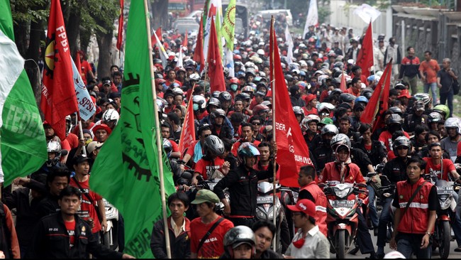 Naiknya harga BBM tidak hanya akan berdampak kepada meningkatnya biaya transportasi tetapi juga akan menaikkan harga pangan dan sewa tempat tinggal.