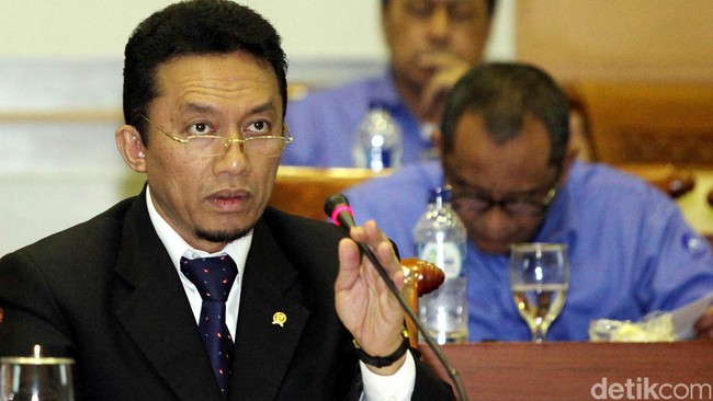 Tifatul mengklaim jaringan serat optik Palapa Ring sudah 90 persen selesai. Ia juga menyebut proyek PLIK dan MPLIK sebagai prestasi.
