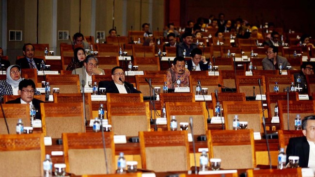 Korupsi politik muncul dari balas jasa yang harus diberikan kepala daerah kepada DPRD yang telah memilihnya. Kepala daerah akan menjadi mesin uang anggota DPRD.