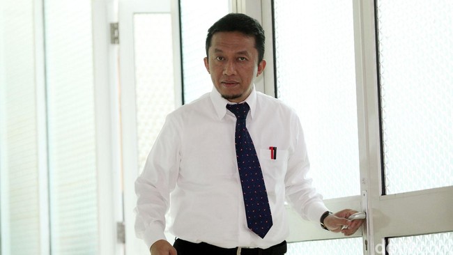 Karena terlalu fokus urus konten bermuatan negatif di internet, Tifatul Sembiring dinilai lupa dengan semangat pembangunan infrastruktur telekomunikasi.