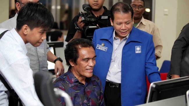 Hengkangnya Partai Amanat Nasional dari koalisi Merah Putih masih terus bersifat spekulasi. Para petingginya kerap berbeda pendapat kala dihubungi media.