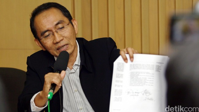 Pimpinan KPK akan membahas upaya parlemen melakukan pilkada tak langsung. KPK menilai rencana pilkada dilakukan oleh DPR justru akan membuat korupsi di ranah politik makin rawan.