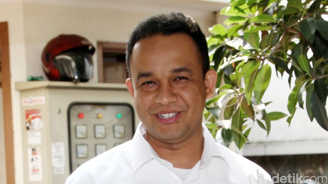 Deputi Tim Transisi Jokowi-JK, Anies Baswedan, menolak berkomentar dan hanya tersenyum mendengar namanya difavoritkan menjadi menteri. "Semua di tangan Pak Jokowi," ujar Anies.