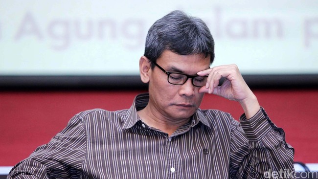 KPK menemukan praktik gratifikasi di sektor pendidikan. Berdasarkan perhitungan KPK, nilai gratifikasi di suatu kabupaten mencapai lebih dari Rp 1,3 miliar per triwulan. Praktik tersebut diduga terjadi di seluruh kabupaten dan kota.