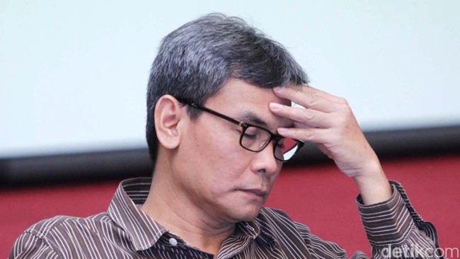 Pasangan suami istri Bupati nonaktif Karawang Ade Swara dan istrinya, Nurlatifah, diperpanjang masa penahanannya.