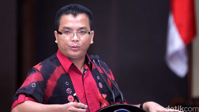 Wakil Menteri Hukum dan HAM&nbsp;Denny Indrayana hari ini, mendatangi Kejagung RI. Dia menjadi saksi dugaan korupsi pengangkatan notaris di kementeriannya.