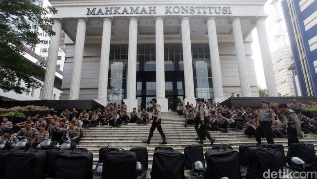 Perbaikan tersebut dilakukan sesuai permintaan Majelis Hakim Konstitusi yang memberi tenggat waktu 14 hari sebelum sidang gugatan dilanjutkan. Siang ini, perbaikan itu diserahkan.