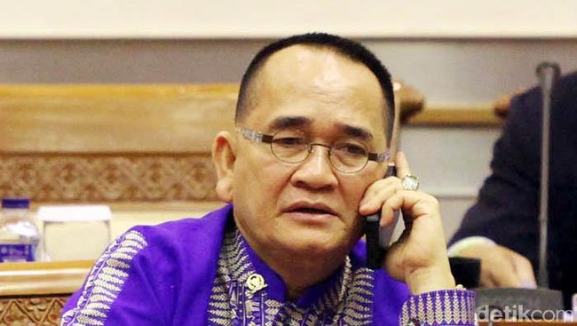 Politisi Partai Demokrat Ruhut Sitompul mengakui posisi tawar partainya lemah dalam bursa pimpinan DPR sehingga hanya mendapat kursi Wakil Ketua DPR.