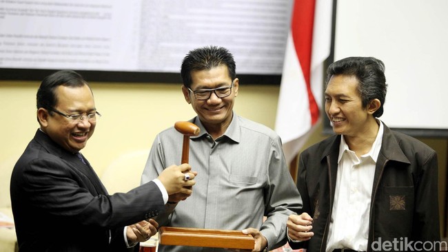 Lobi gencar dilakukan. Konfigurasi politik fraksi-fraksi di DPR soal RUU Pilkada baru akan jelas besok.