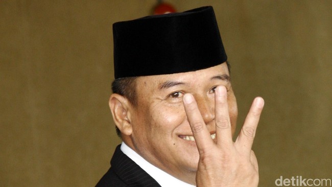 PDI Perjuangan berharap DPR tidak perlu memekarkan komisi yang ada saat ini atau menundanya setelah kabinet Jokowi-JK terbentuk agar ada penyesuaian.