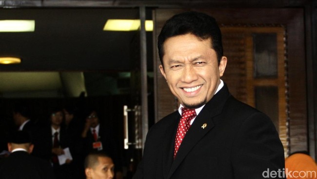 Pengunduran diri Tifatul Sembiring terkait dengan pelantikannya sebagai anggota DPR periode 2014-2019 yang akan dilakukan Rabu besok.