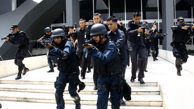 Satu dari tiga orang warga negara Indonesia yang ditangkap disinyalir merupakan anggota dari kelompok teror pimpinan Santoso. Buronan yang kini paling dicari oleh polisi.
