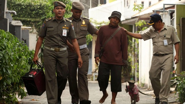 Langkah Gubernur DKI Joko Widodo yang berupaya membuat Jakarta bebas topeng monyet membuahkan hasil.