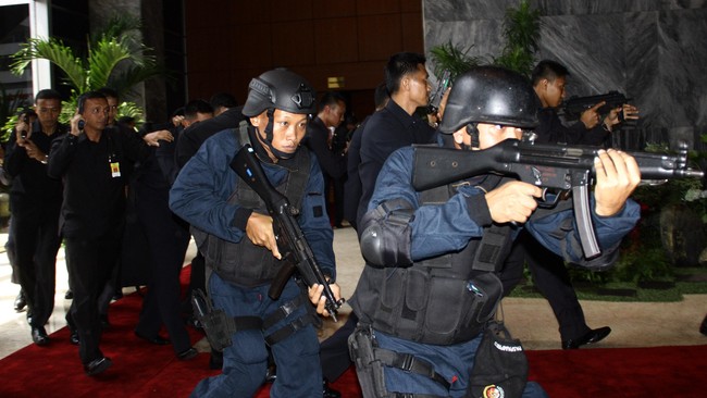 Detasemen Khusus Antiteror Markas Besar Kepolisian terus melakukan pemeriksaan mendalam terhadap profil keempat warga negara asing terduga teroris&nbsp; yang ditangkap Sabtu lalu.