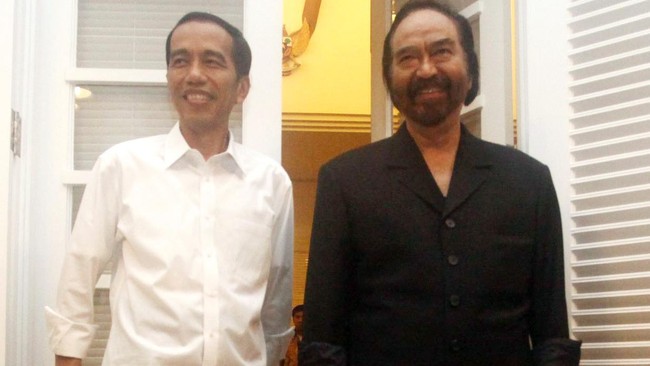 Saat membuka Rakernas Partai NasDem di Jakarta, Presiden Jokowi menyapa Surya Paloh dengan sapaan akrab "kakanda" sebanyak tiga kali.