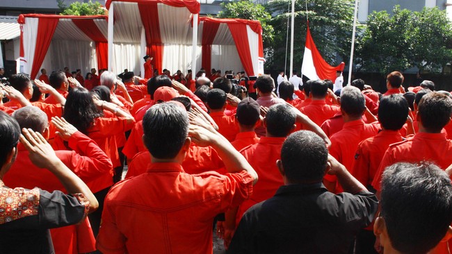 Mendekati rapat paripurna DPR pada 25 Oktober nanti, kontroversi RUU Pilkada kian runcing. Perseteruan tak hanya terjadi di Senayan. Di luar DPR, gejolak penolakan Pilkada lewat DPRD juga memanas.