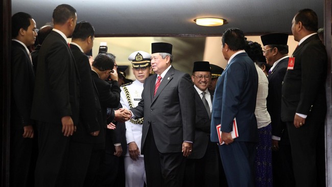 Pemerintah sebagai inisiator RUU Pilkada bisa keluar dari proses pembahasan sehingga RUU tak bisa disahkan menjadi UU. Ini opsi bila koalisi Merah Putih ngotot kepala daerah dipilih DPRD, tak langsung oleh rakyat.