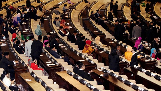 Demokrat bekeras mengajukan draf sendiri. Maka percuma Demokrat dan PDIP sama-sama dukung pilkada langsung. Suara mereka pecah dan pilkada langsung bisa kalah.