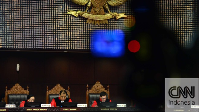 Sembilan orang lolos seleksi administrasi untuk menjadi hakim konstitusi. Mahkamah Agung meminta masyarakat memberi tahu jika ada calon yang bermasalah.