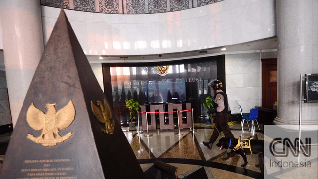 Dalam acara pengucapan sumpah atas Ketua dan Wakil Ketua baru MK, hanya Wakil Presiden Jusuf Kalla yang rencananya hadir.