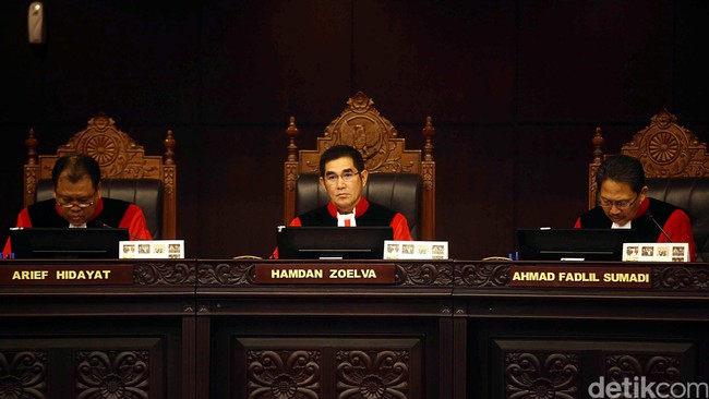 "Berani nggak MK melakukan terobosan? Tolong sampaikan ke Pak Hamdan Zoelva, MK buat terobosan. Jangan kaku, jangan formalistik," ujar Todung.