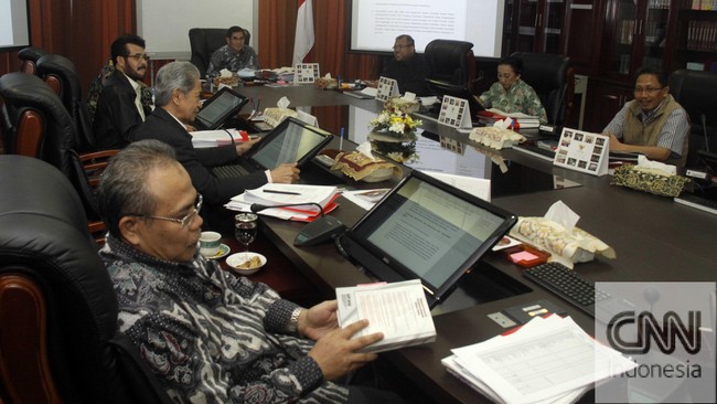 MA tengah mencari pengganti dua hakim konstitusi yang akan mengakhiri masa jabatan. Hingga kini, panitia telah menerima tujuh nama pendaftar untuk diseleksi.