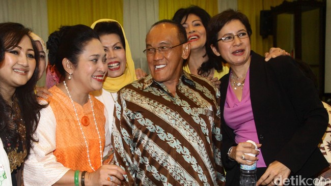 Diskusi panel bertema 'Prospek dan Strategi Golkar Membangun Kekuatan Baru 2014-2019' itu dihadiri oleh para calon ketua umum Golkar yang akan bertarung di musyawarah nasional.