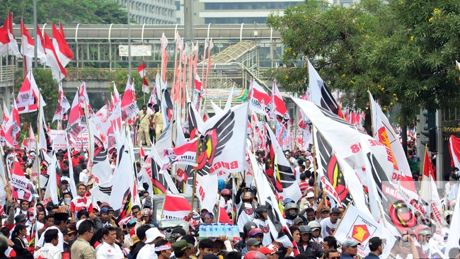 Sering melihat sekelompok orang sedang demonstrasi? Kegiatan ini dilindungi Undang-Undang lho.